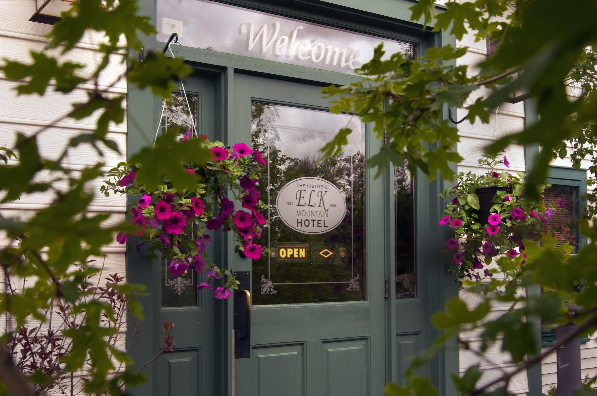 The Historic Elk Mountain Hotel Екстериор снимка